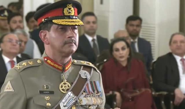 Asif Zardari confers Nishan-e-Imtiaz on Gen Aamer Raza (Courtesy: @PakTVGlobal) Asif Zardari confers Nishan-e-Imtiaz on Gen Aamer Raza (Courtesy: @PakTVGlobal)