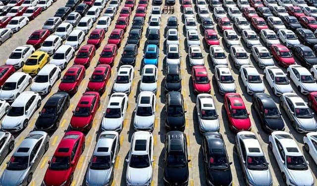 Pakistan vehicle sales surge 40% Pakistan vehicle sales surge 40%