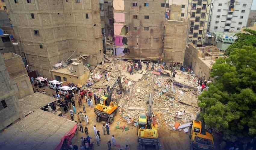 Lyari building collapse leaves 35 rickshaws destroyed (Courtesy: Online) Lyari building collapse leaves 35 rickshaws destroyed (Courtesy: Online)