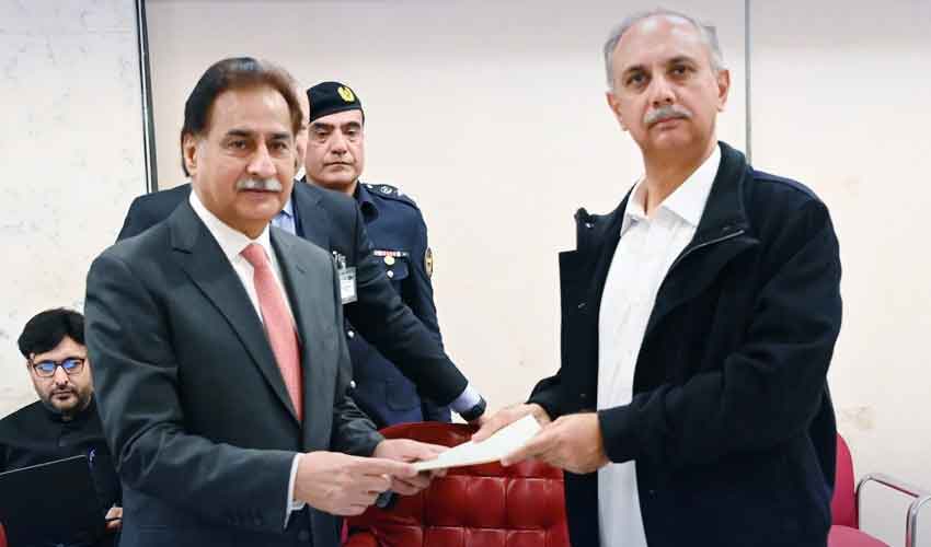 Ayaz says no confidence motion will fail; PTI denies any plans