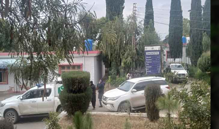 Kurram DC among 5 injured in Parachinar bound convoy attack